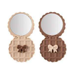Espejo de Maquillaje de Bolsillo Redondo Pequeño con Diseño de Galletas Waffle, Espejo Cosmético Portátil de Doble Cara - Product Image 1