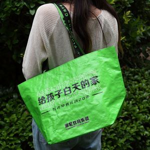 Bolsas de Compras Plegables Reutilizables, Impermeables, de PP Tejido, con Asas de Cuerda, Logotipo Personalizado Impreso y Laminado - Product Image 1