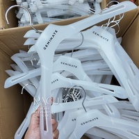Cintres en plastique PP personnalisés avec logo HeOEM, antidérapants, robustes, pour présentation de vêtements en magasin, couleurs variées, faible MOQ 30 pièces
