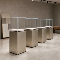 Ensemble d'agencements modulaires pour présentoirs de montres et bijoux en or champagne, avec vitrines sur piédestal
