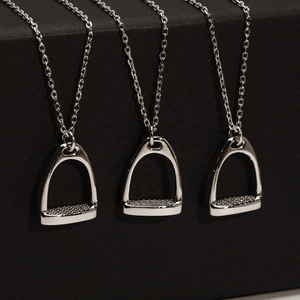 Collana con Ciondolo a Staffa Equestre Personalizzata in Argento Sterling 925 Placcato Oro 18K e Rodio, Regalo per Donne e Uomini - Product Image 4