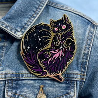 Badge de revers en métal personnalisé en usine, émail dur spécial, motif tourbillon de poudre nacrée, sérigraphie, chat noir galaxie
