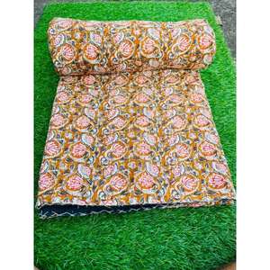 Elegante colcha Kantha de algodón con expresivos estampados hechos a mano y tela natural suave, diseñada para una decoración del hogar que se centra en la comodidad. - Product Image 6