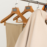 Tienda de ropa de alta gama para hombre, traje de Color madera, percha de plástico, percha para el hogar, hombro ancho, logotipo personalizado, perchas para tienda de ropa de mujer