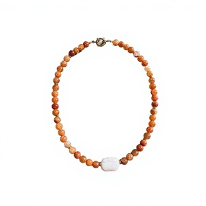 Collar Unisex Hecho a Mano con Cuentas de Piedra Natural Naranja y Perlas de Agua Dulce, Diseño Clásico de Invierno, Chapado en Oro de 18K - Product Image 3