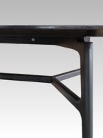 Nouvelle Tendance : Table de Salle à Manger en MDF E0 de 25 mm avec Lacquer Noir Nacré et Pieds en Aluminium Moulé Sous Pression – Vente en Gros Usine