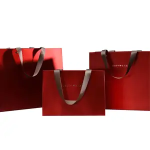 Özel baskılı şerit kolu karton ambalaj Tote çanta Bolsas kırmızı beyaz siyah mat perakende lüks hediye kağıdı alışveriş çantası wi
