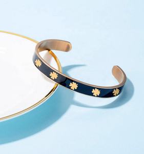 Moda açık bilezik dört yapraklı yonca emaye manşet bilezik altın kaplama paslanmaz çelik 18K siyah Trendy <span class=keywords><strong>Unisex</strong></span> bilezik 10 adet - Product Image 2