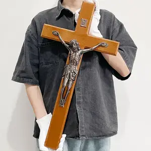 HT China Fabrik günstig braun Kirche Wandhängende Heimdekoration Beten Legierung Jesus Kruzifix Kupfer Farbe katholisches großes Holzkreuz