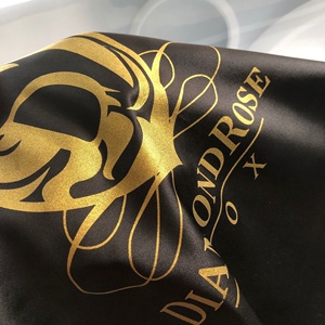 Bolsa de Regalo de Seda Negra con Logotipo Personalizado Impreso en Flexografía para Empacar Ropa, Bolsa de Embalaje con Cordón de Seda Súper Suave - Product Image 3