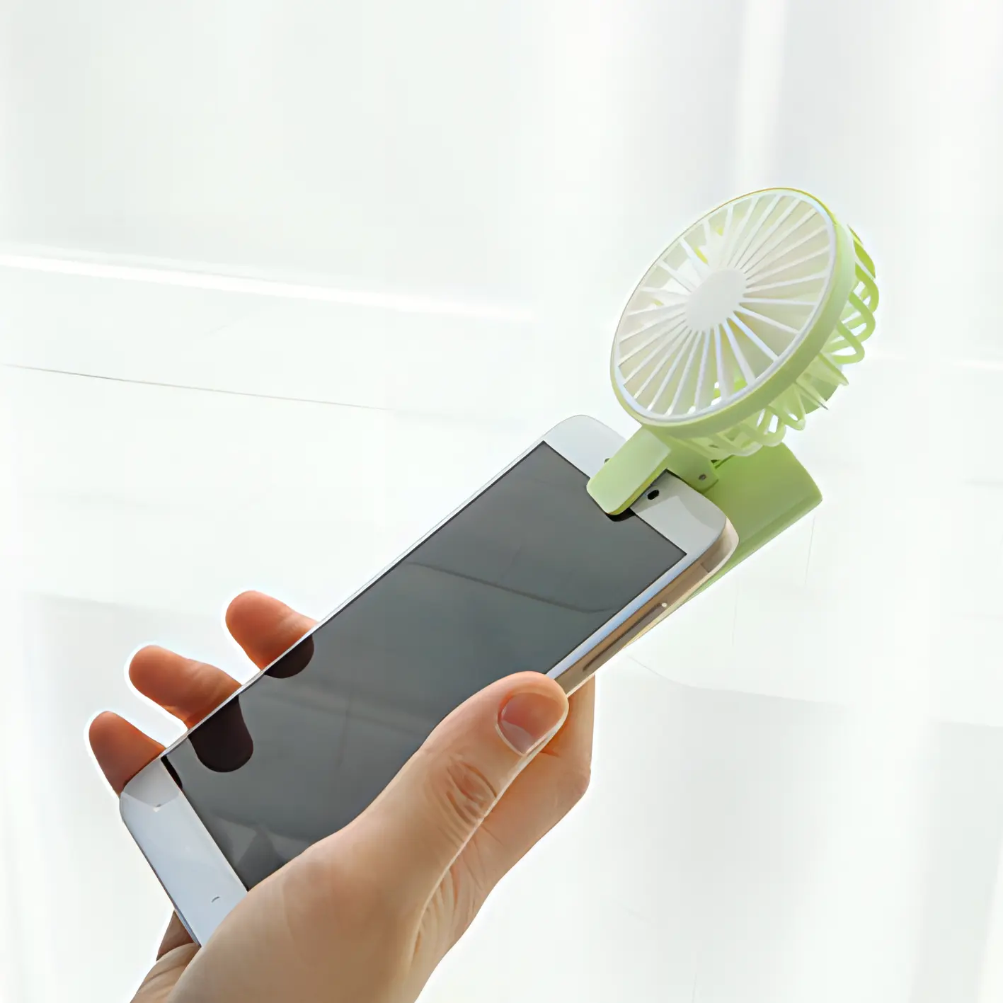 Popular mini Fan Outdoor Cool Air Fan Working By Battery Portable Mini Handy Fan With Mobile Phone Clip