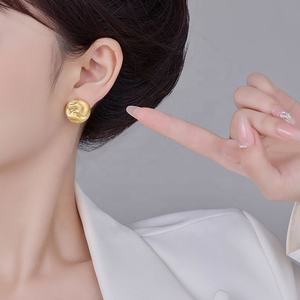 Nouvelles boucles d'oreilles clous haut de gamme en cuivre plaqué or, finition brossée dépolie, avec perle d'imitation bouton, polyvalentes pour le quotidien et comme cadeau - Product Image 4