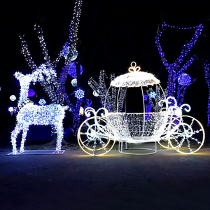 Décoration de Noël sur le thème d'une traînée de rennes pour les rues, les places et les événements saisonniers - Product Image 1