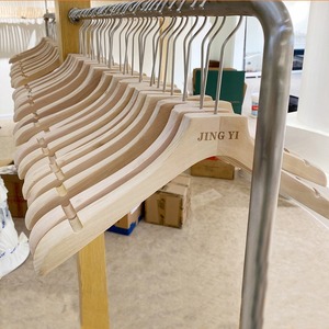 Couleur du <span class=keywords><strong>bois</strong></span> pour les magasins de vêtements pour enfants de petite et moyenne taille Cintres <span class=keywords><strong>en</strong></span> <span class=keywords><strong>bois</strong></span> antidérapants - Product Image 2