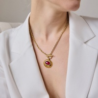 Parure de bijoux vintage en acier inoxydable plaqué or 18 carats pour femme, avec pendentif ovale en résine et fermoir à bascule rouge, collier et boucles d'oreilles clous, idéal pour un cadeau