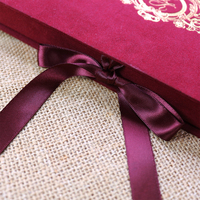 Luxuriöse Burgunderrote Samt-Hardcover-Einladungsbox mit Folienprägung Transparenter Acryl-Farbdruck Handgefertigte Weihnachts- und Hochzeitsgrußkarte