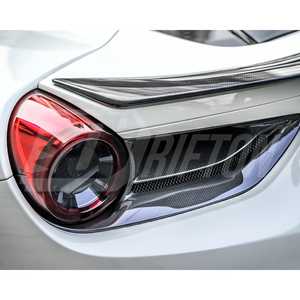 Embellecedor de luces traseras de fibra de carbono estilo Caprist para Ferrari 488 - Product Image 3