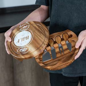 Tabla de quesos redonda de madera de acacia con 4 cuchillos para servir queso y fruta, duradera, solo se lava a mano. - Product Image 3