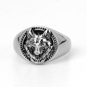Bague Chevalière Gothique Tête de Loup en Acier Inoxydable 316 pour Homme, Bande Ronde aux Textures Contrastées, Esthétique Vintage Sombre et Élégante - Product Image 2