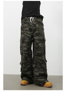 Pantalones de trabajo unisex con estampado de camuflaje, con múltiples bolsillos, estilo casual, corte holgado, ropa moderna y a la moda. - Product Image 3