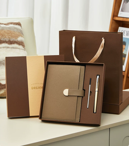 Carnet de notes/agenda en cuir avec logo personnalisé, pochette en PU sur <span class=keywords><strong>le</strong></span> devant, fermeture par boucle à fermoir en PU, emballé dans une boîte - Product Image 1
