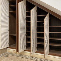 Armoire de rangement pour escalier en bois massif à échelle entière Placard intégré sous les escaliers Conçu pour l'espace sous les escaliers