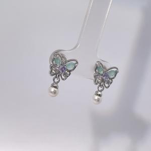 Boucles d'oreilles classiques pour femmes en forme de papillon, en zircon cubique de couleur bleu clair, imitation perle, plaqué or sur la base en laiton, de la marque Tianyu Gems - Product Image 5