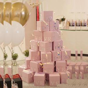 Caja de regalo rígida rosa rectangular con asa, forro de satén y logotipo estampado en caliente para empaque de cosméticos - Product Image 4