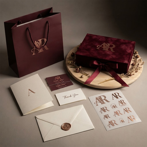 Scatola Regalo di Lusso Personalizzata in Velluto Bordeaux con Chiusura Magnetica e Monogramma in Lamina d'Oro per Inviti di Nozze e Confezioni <span class=keywords><strong>VIP</strong></span> PR - Product Image 4