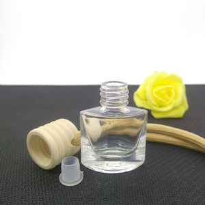 Botella difusora vacía con tapa de madera de 5ml, botella de perfume colgante para coche, contenedor de aceite esencial de aromaterapia recargable, diseño elegante - Product Image 3