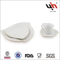 Vaisselle de restaurant en céramique assiette triangulaire en porcelaine blanche assiettes irrégulières plats de service triangulaires vente en gros