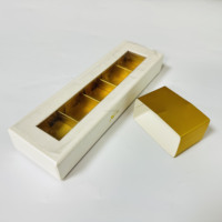 Boîte cadeau personnalisée en carton rigide blanc pour chocolats, bonbons, sushis, chewing-gums, truffes, avec fenêtre, plateau doré, pelliculage mat et gaufrage