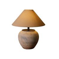 Lampe de table en céramique beige minimaliste de Jingdezhen avec abat-jour beige à texture sableuse mate pour table de chevet