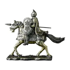 Nordic Light Luxe Golden Knight Rider Hars Ambachten Cavaleiro Middeleeuwse Kantoor Ornament Creatieve Ridder Standbeeld Woonkamer Decor