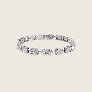 Pulsera de diamantes Amour que muestra una impresionante fila de diamantes engastados en una banda pulida diseñada para capturar la esencia del amor - Product Image 5