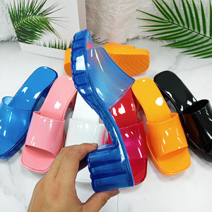 Vente en gros de <span class=keywords><strong>chaussures</strong></span> et sandales en gelée plateforme Muel 2023, <span class=keywords><strong>chaussures</strong></span> fantaisie à enfiler en gelée, sandales à talons pour femmes, pantoufles en gelée pour femmes - Product Image 1