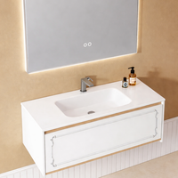 Meuble-lavabo de salle de bain moderne avec design à panneaux plats, vasque suspendue, style inspiré du bien-être, miroir éclairé inclus