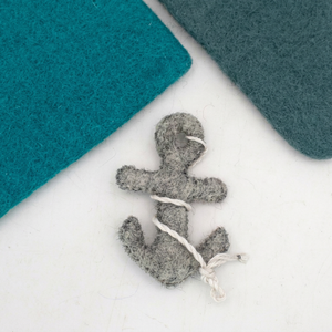 Gancho de Fieltro con Forma de Ancla de Barco Cosido a Mano con Diseño de Naufragio Pirata para Niños, Comercio Justo y Hecho a Mano - Product Image 4