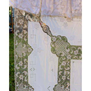 Splendida tenda fatta a mano in lino color burro e pizzo di Burano con nastro a strappo 250x160cm - Product Image 4