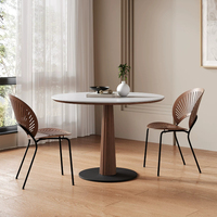 Table à manger minimaliste en pierre ronde de petite taille, avec colonne en bois cannelé et base ronde en métal mat, pour l'intérieur et les loisirs