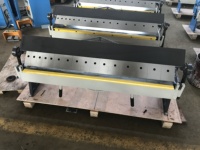 Machine à plier les boîtes et les panneaux manuelle