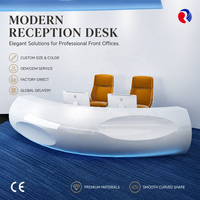 Bureau d'accueil moderne avec panneau frontal incurvé blanc, deux postes de travail et éclairage d'accentuation bleu