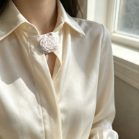 Boutons personnalisés avec logo, en perles, cristaux et strass, motif floral, à clipser, pour chemisiers et blouses féminines, fantaisie, détachables, OEM ODM, vente en gros, en vrac