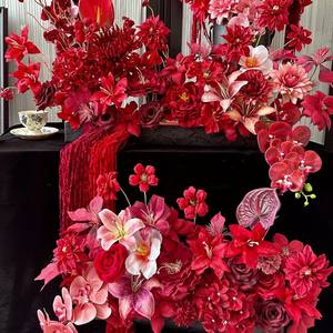 การจัดดอกไม้ทางเดินงานแต่งงานแบบกำหนดเองด้วยดอกกุหลาบสีแดง กล้วยไม้ และไฮเดรนเยีย ดอกไม้ประดิษฐ์ตั้งพื้นสุดหรู - Product Image 5