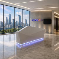 Bureau d'accueil durable et résistant aux rayures, en surface solide blanche, design diamant, 1 poste, avec logo rétroéclairé