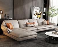 Canapé en cuir de style minimaliste pour le salon. Les coussins de siège sont de forme généreuse. Couleur orange. Ensemble de canapés 1+3+ottoman.