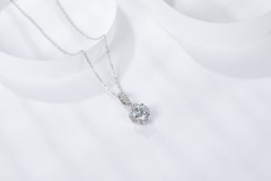 Collar de Plata 925 con Baño de Rodio y Dije Premium de Moissanita de 1 Quilate para Hombre, con Forma de Flor de Jade y Soporte de Exhibición - Última Moda - Product Image 4