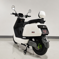 Moto électrique moderne blanche haute performance pour adultes, avec phare LED arrondi et dossier confortable, idéale pour les trajets urbains.