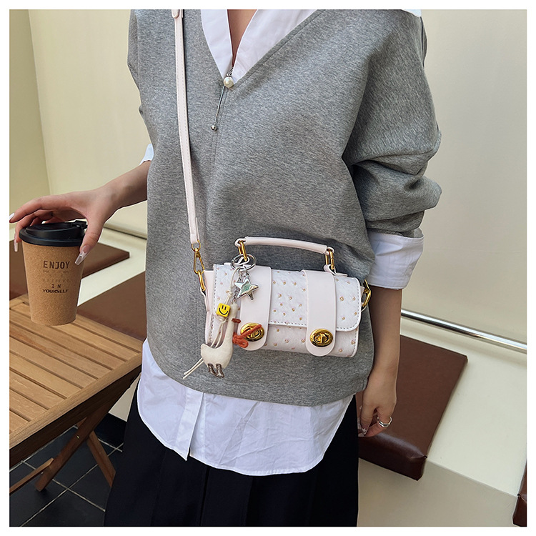 Blanc avec pendentif