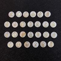 Pendentif en forme de pièce de monnaie gravée en or avec lettre de l'alphabet A-Z en nacre naturelle de 15 mm, idéal pour la fabrication de bijoux DIY, cadeau